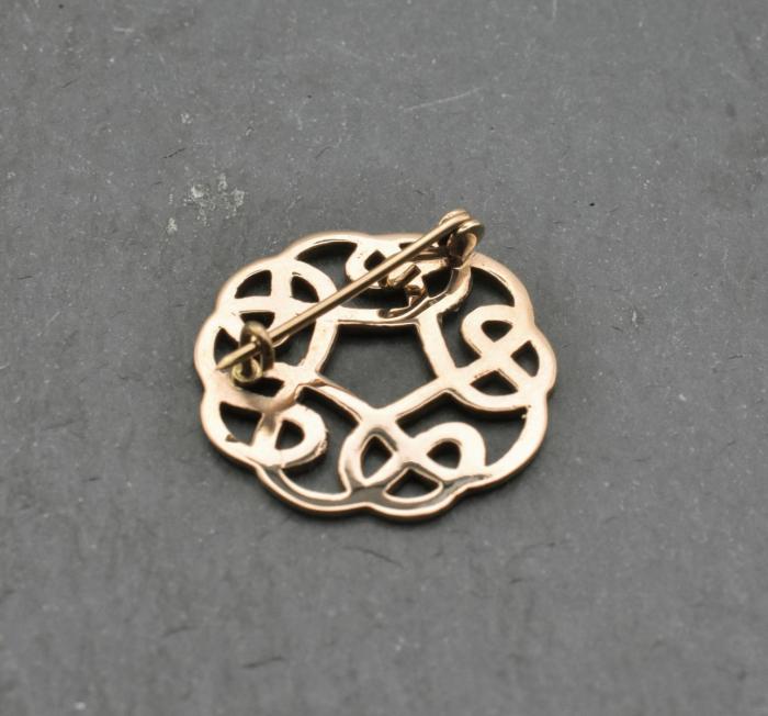Kleine keltische Brosche aus Bronze mit geschlossener Nadel